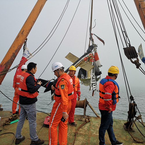 【打撈前沿】廈門海域旅游觀光飛機(jī)殘骸打撈出水