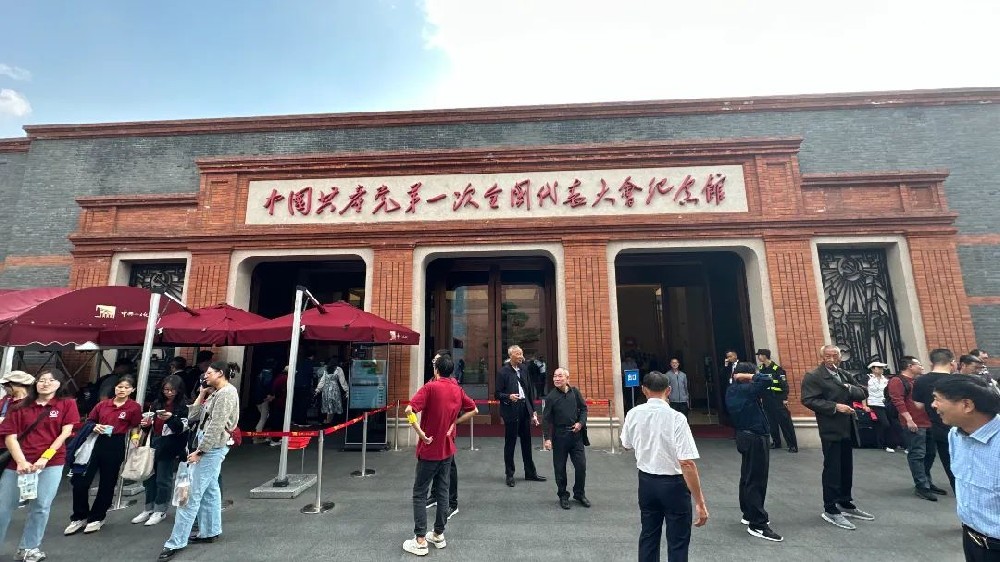 江蘇蛟龍公司接待家鄉(xiāng)涇口村老干部、老教師、老勞模赴滬開展紅色主題教育活動